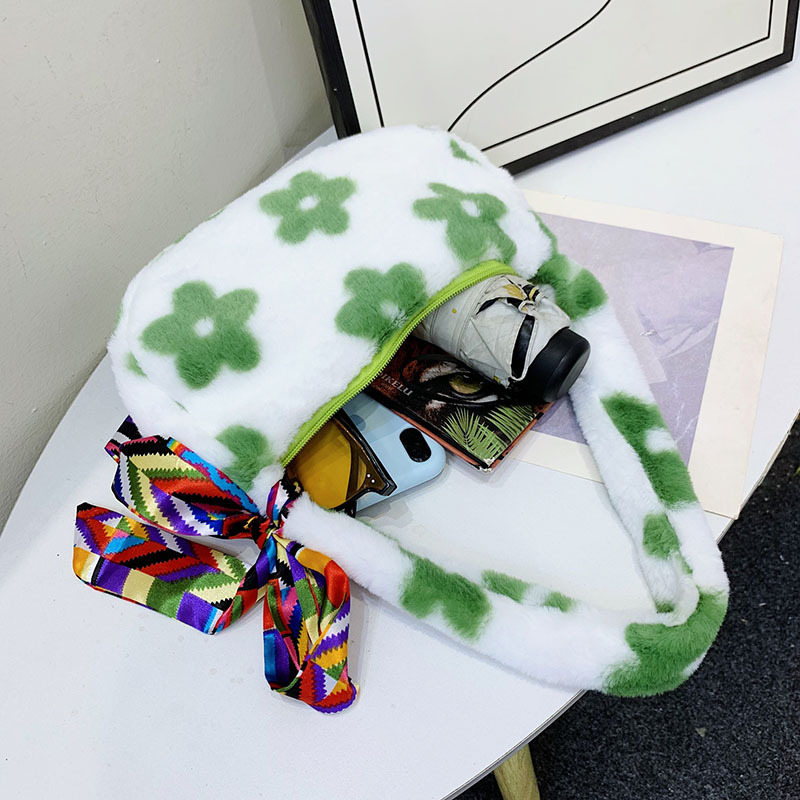 New cross-border cute and versatile plush flower handbag, furry bag, large-capacity single-shoulder bag, Japanese-style ins women's bag Application Scenario