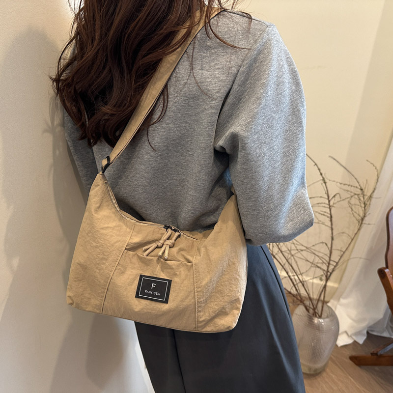 Nylon fabric crossbody bag for women 2025 New large-capacity single-shoulder dumpling bag, a niche design for commuting underarm bags details Picture