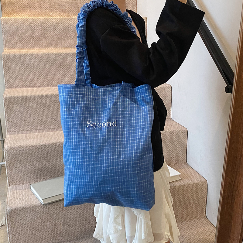 Korean sweet and simple canvas bucket bag for women, new Spring/Summer 2025 fashionable and versatile checkered large-capacity single-shoulder bag Application Scenario