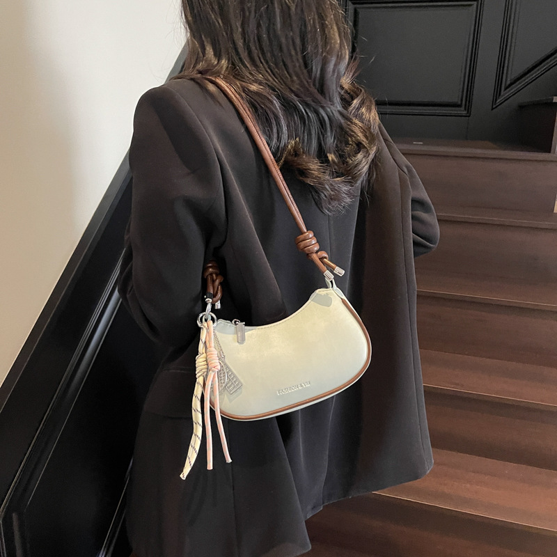 The 2025 new trendy and fashionable underarm bag for women, a casual and versatile commuting single-shoulder bag, simple yet stylish and light luxury crossbody bag Application Scenario
