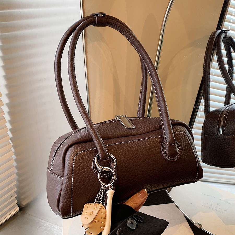 A new 2024 minimalist and casual hand-held underarm bag for women, a trendy and high-end, niche commuter single-shoulder bag full figure