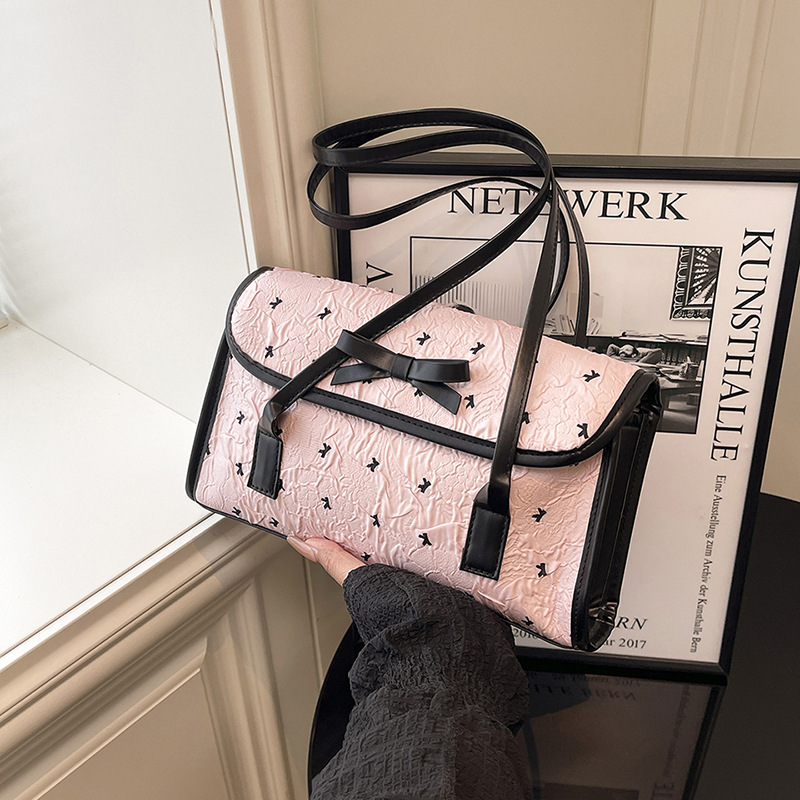 A new 2025 Korean niche underarm commuter bag for women, featuring a girlish style and a bow single-shoulder bag full figure