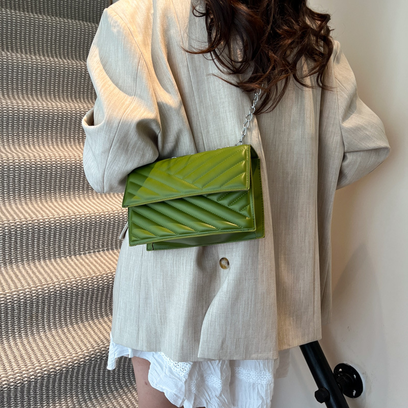 The 2025 new trendy, fashionable and elegant small square bag has a solid color and a stylish texture. It's a retro and grand women's bag and a crossbody bag Specification drawing