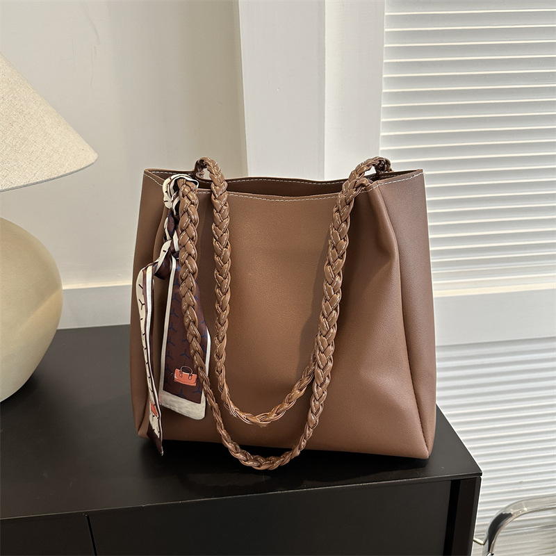Large-capacity casual 2023 autumn/Winter new style casual fashion solid color retro silk scarf Stylish commuting tote single-shoulder bag full figure