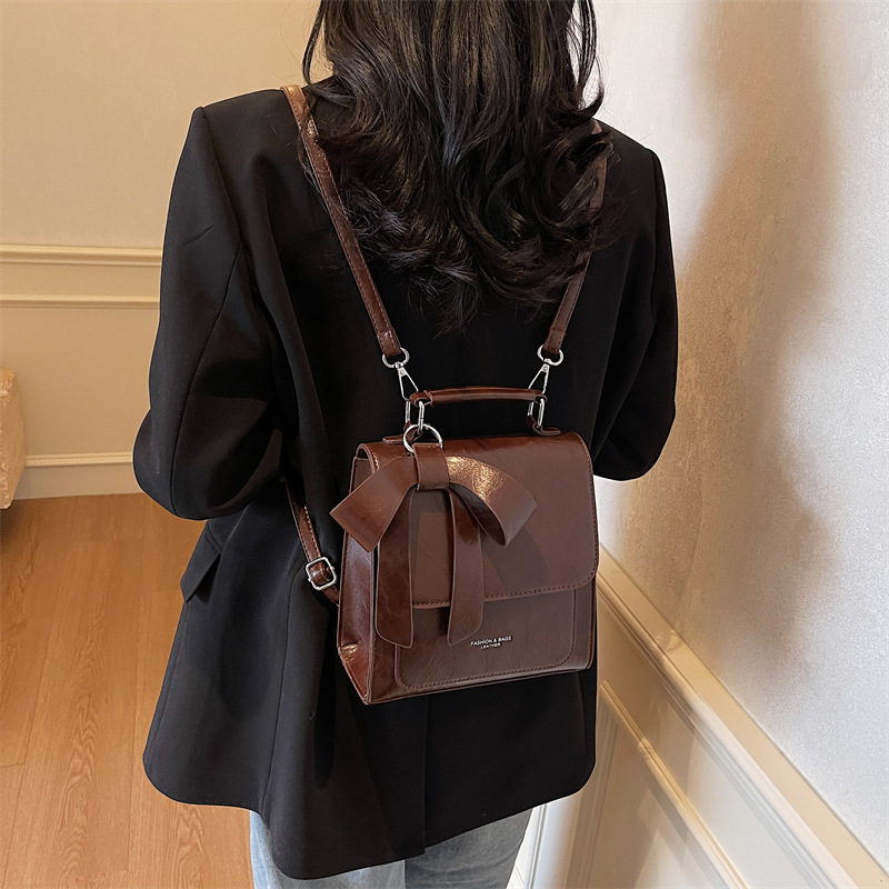 The bow-shaped backpack is a fashionable and niche design for women. It's a Korean-style student schoolbag with a high-end feel and is lightweight. It's a single-shoulder backpack for going out Application Scenario
