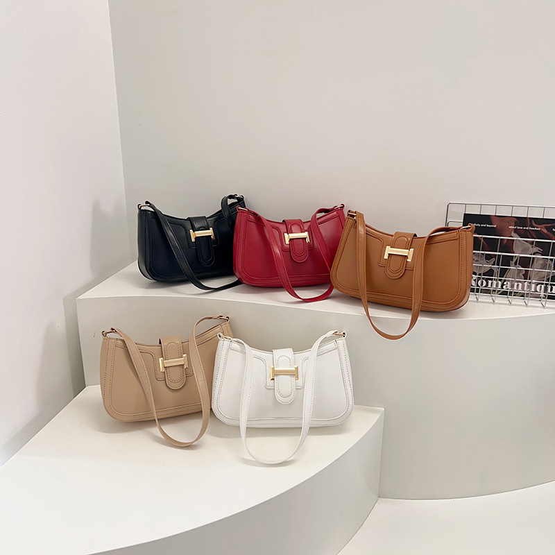 Fashionable and trendy casual underarm bag, retro casual large capacity underarm bag, new summer 2025 hand-held crossbody women's bag Application Scenario