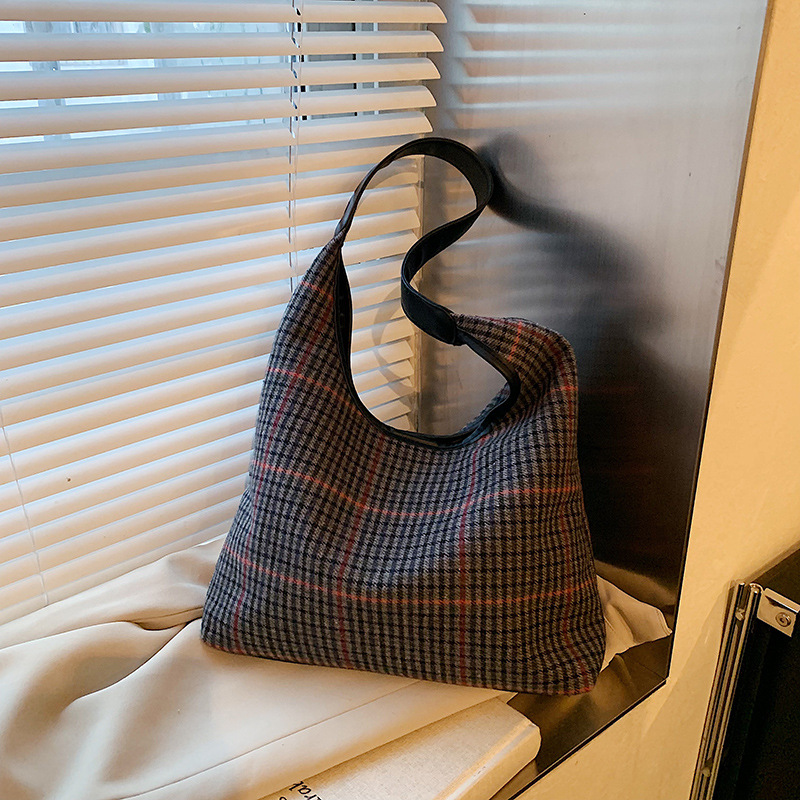 Large-capacity bag, versatile for women's casual wear, 2024 new casual single-shoulder checkered shopping bag, commuting tote bag for work details Picture