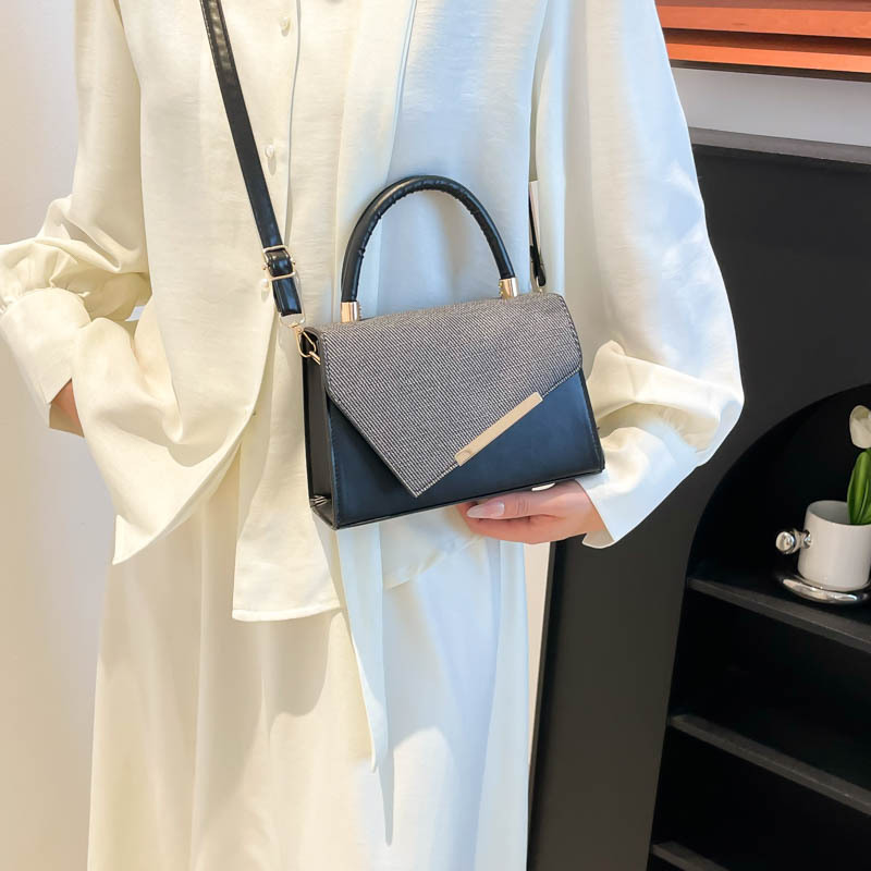 A new Korean-style patchwork small square bag for women in 2025, a stylish and simple single-shoulder crossbody bag with contrasting colors Specification drawing