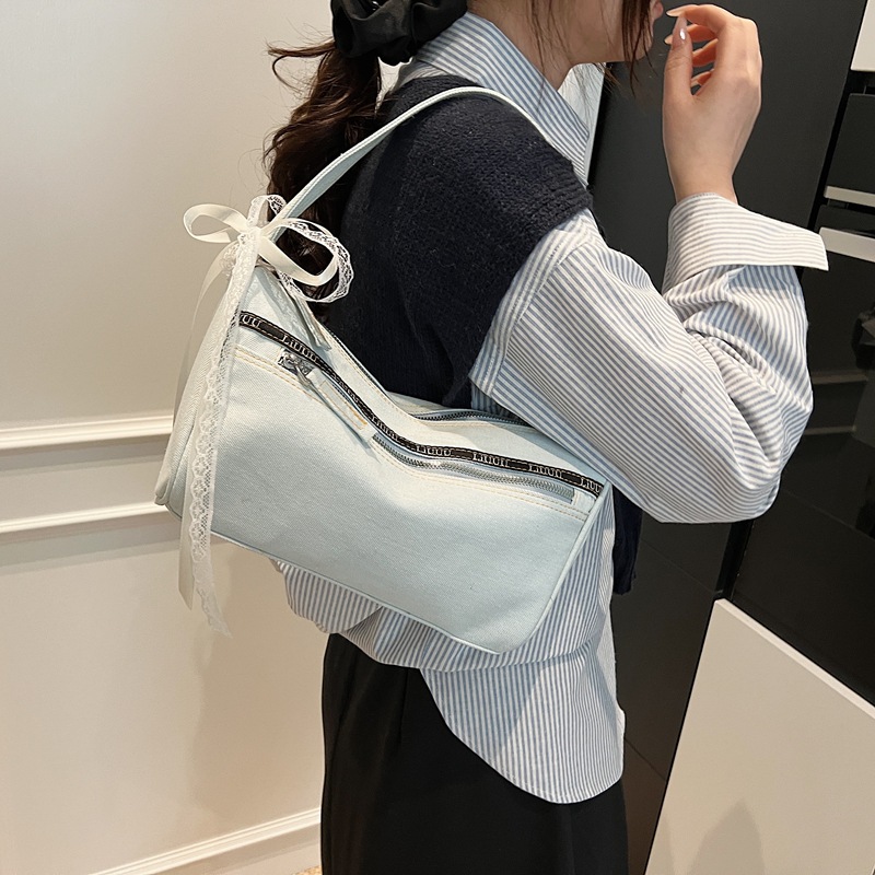 A trendy Korean niche denim baguette bag for women in 2025, a versatile single-shoulder underarm bag for commuting Specification drawing