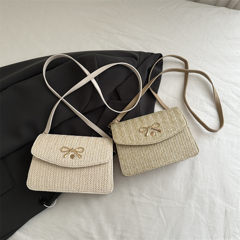 New Spring 2025 simple and fashionable straw woven stylish handbag, casual and elegant single-shoulder crossbody small square bag for women Application Scenario