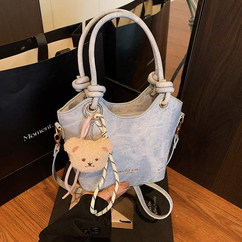 A trendy retro handbag for women, a 2025 new crossbody bucket bag, with a simple and elegant texture and a casual single-shoulder style full figure