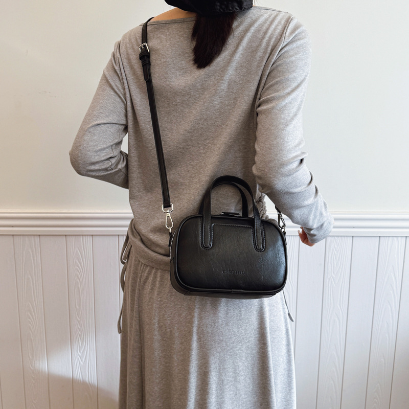 Hand-held trendy bowling bag for women, 2025 new retro and fashionable single-shoulder bag, high-end and casual, versatile crossbody bag Application Scenario