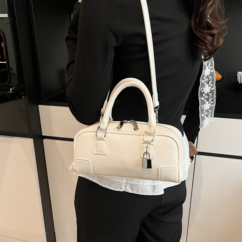 A high-end, trendy solid-color textured handbag for women, a new 2025 fashionable, casual and simple commuting single-shoulder crossbody bag details Picture