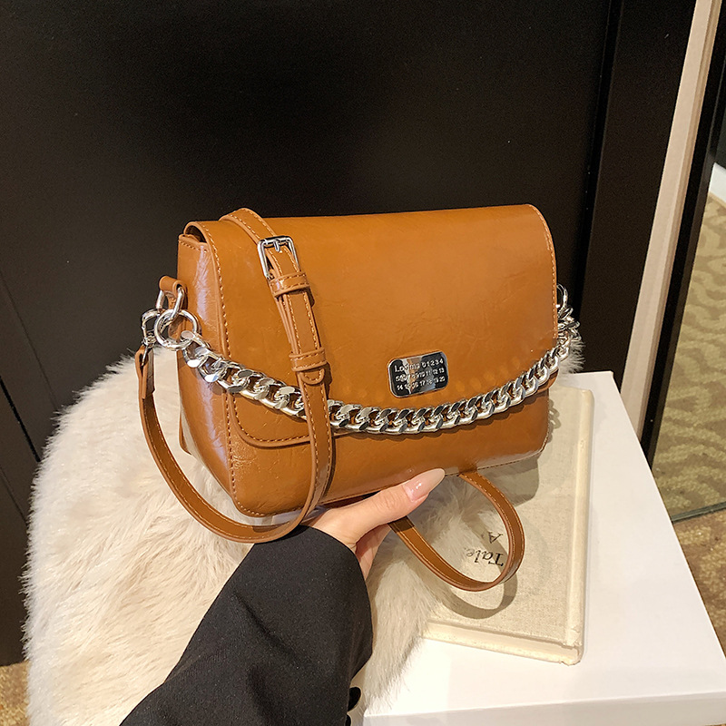 A new 2025 women's handbag with a light luxury and niche design, featuring a high-end texture. It is a single-shoulder crossbody bag with a chain and a small square bag for commuting Application Scenario