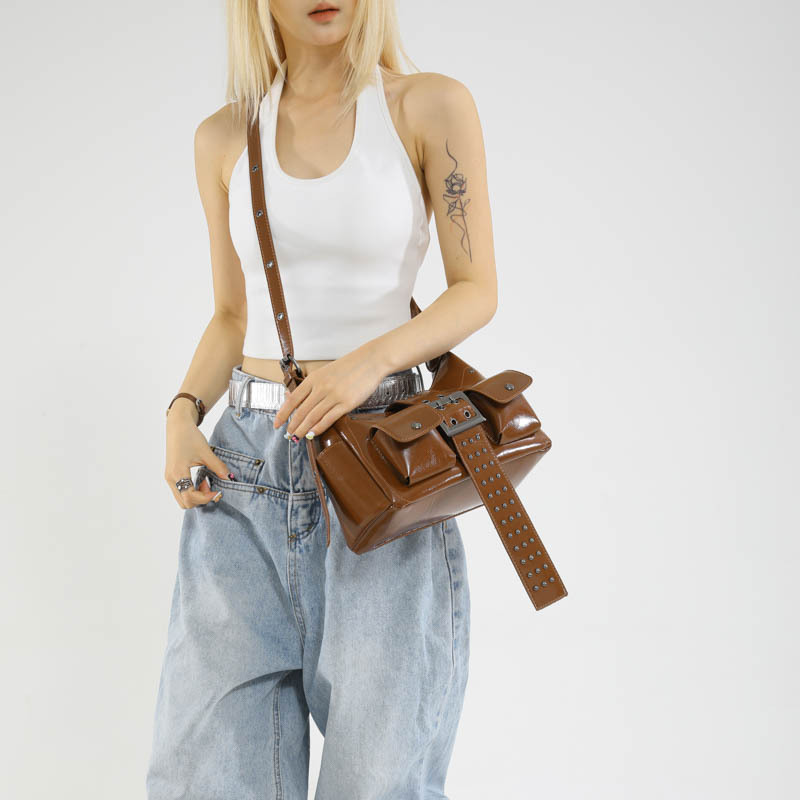 Cross-border sweet and cool hot girl niche design rivet underarm bag for women 2025 new high-end commuting single-shoulder bag trend Application Scenario