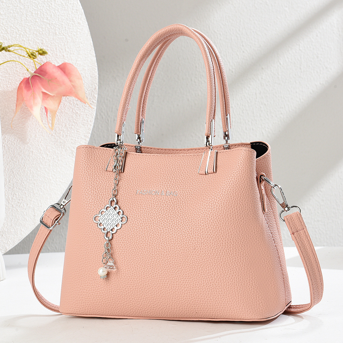 Wholesale of new simple solid-color women's single-shoulder bags, versatile and fashionable crossbody bags for export, and trendy mom bags Item Picture
