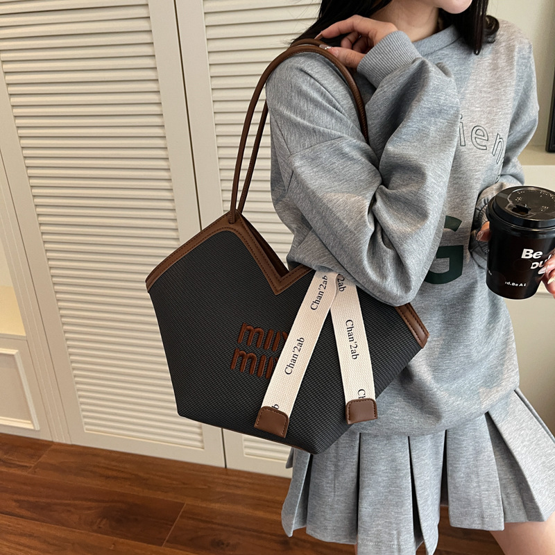 The new large-capacity tote bag for women in 2025 is fashionable and versatile. It features a contrasting color underarm bag for casual use, classes and commuting. It's a trendy single-shoulder bag Specification drawing