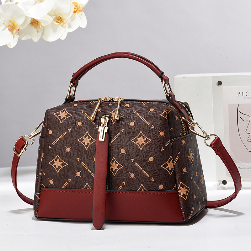 The 2024 new large-capacity printed and color-blocking pillow bag is a popular single-shoulder handbag for women's commuting this year details Picture