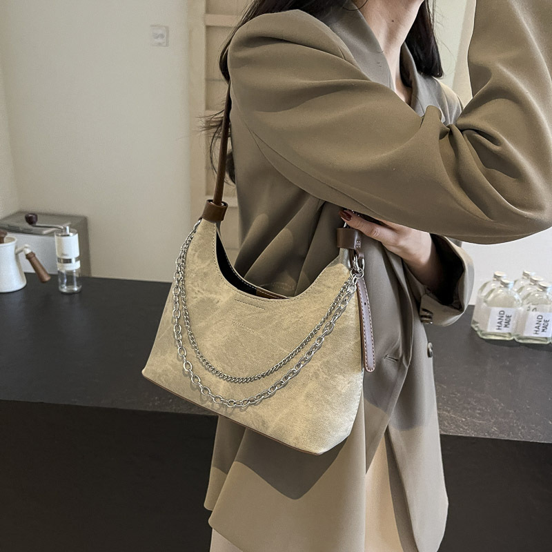 Retro trend underarm bag for women 2024, fashionable and versatile, large-capacity dumpling bag, high-end chain commuting single-shoulder bag Application Scenario