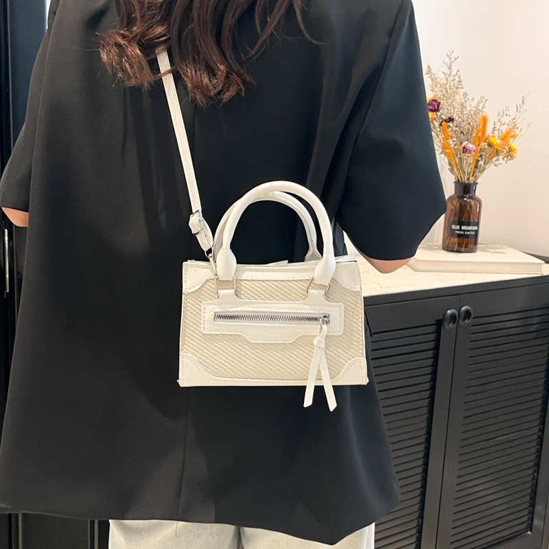 The new Spring/Summer 2025 collection of color-blocking and patchwork handbags by Bag Girl is fashionable and trendy, with a small square bag and a casual and simple crossbody bag Specification drawing