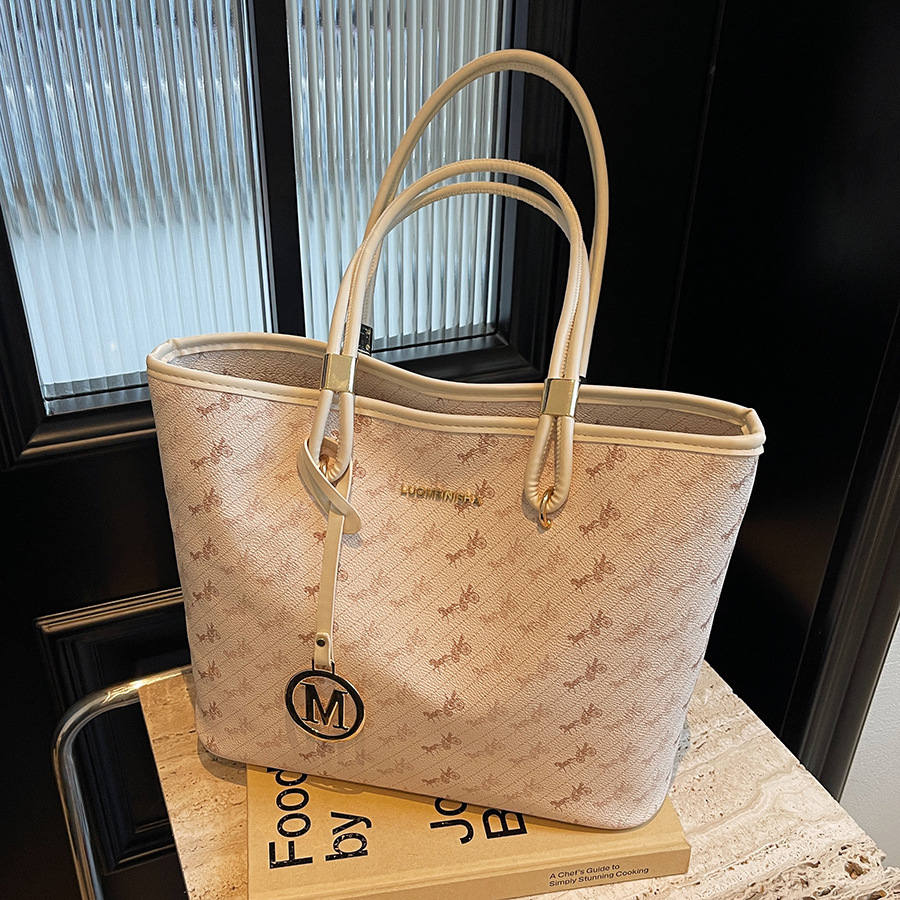 The 2024 new Korean-style trendy tote bag for women, simple and casual with a large capacity single-shoulder bag, is a versatile commuter bag for women full figure