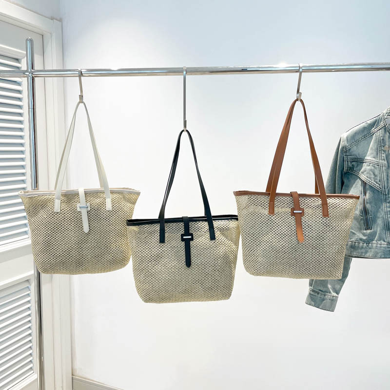 Korean version straw woven large-capacity mother-and-child bag 2025 summer new niche woven bag, stylish vacation single-shoulder tote bag Application Scenario