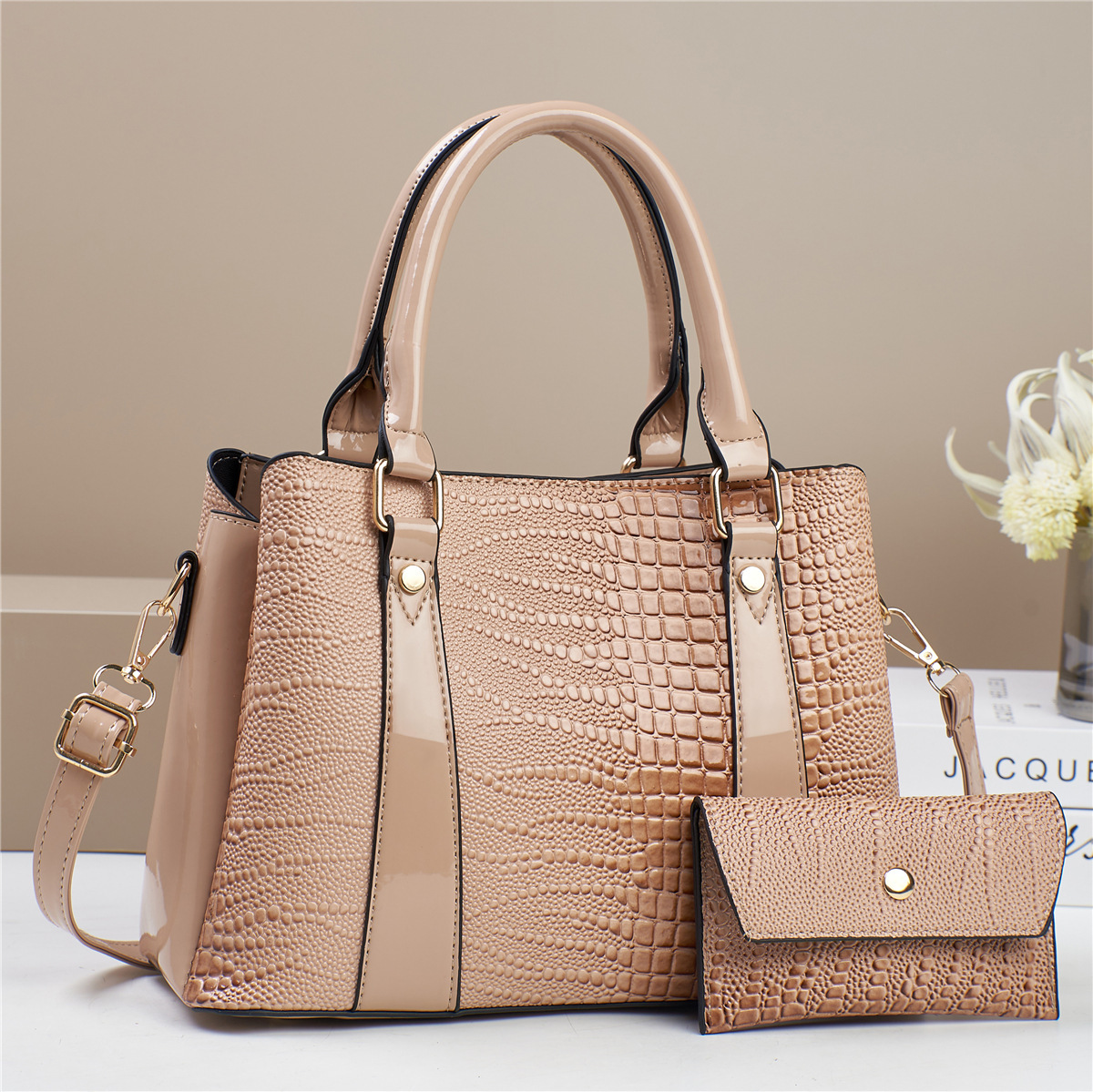 In 2024, a popular large bag manufacturer for foreign trade has launched a new women's fashion single-shoulder crossbody bag that is versatile for winter and can be carried by hand Specification drawing