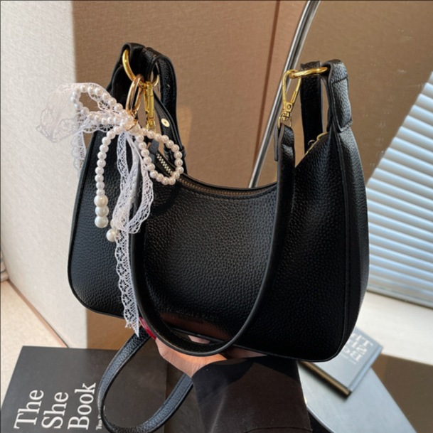 The 2025 new stylish solid color simple underarm bag for women, Korean style, trendy and versatile crossbody bag, fashionable and light luxury single-shoulder bag full figure