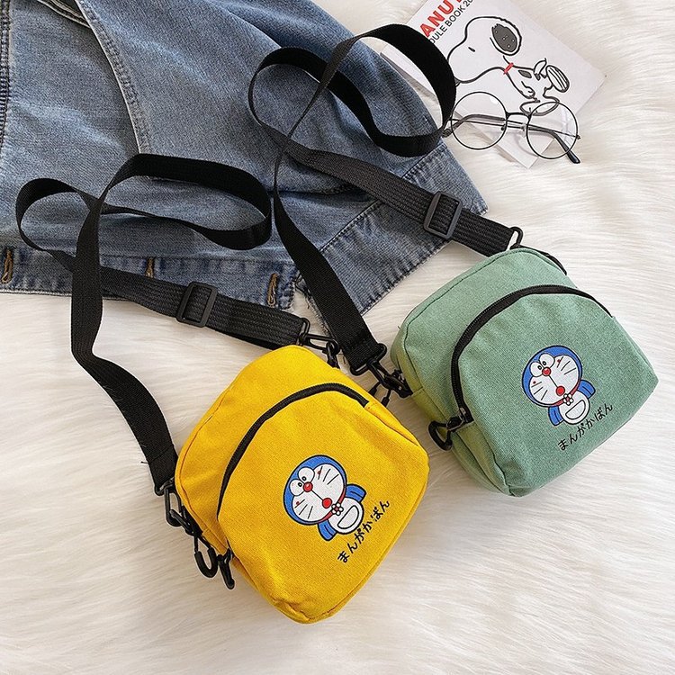 The 2019 new Japanese-style cartoon canvas crossbody bag for the cute little girl from Harajuku, a student single-shoulder bag details Picture