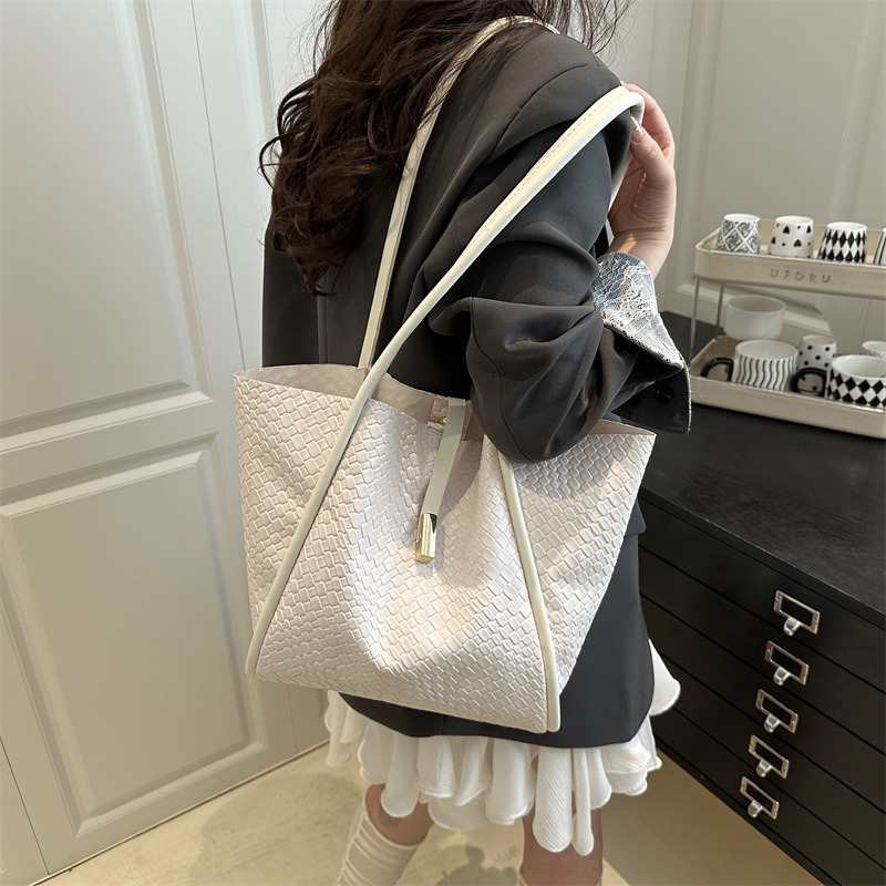Retro bucket bag for women, new trendy woven checkered embossed crossbody bag, fashionable single-shoulder underarm handbag for women details Picture