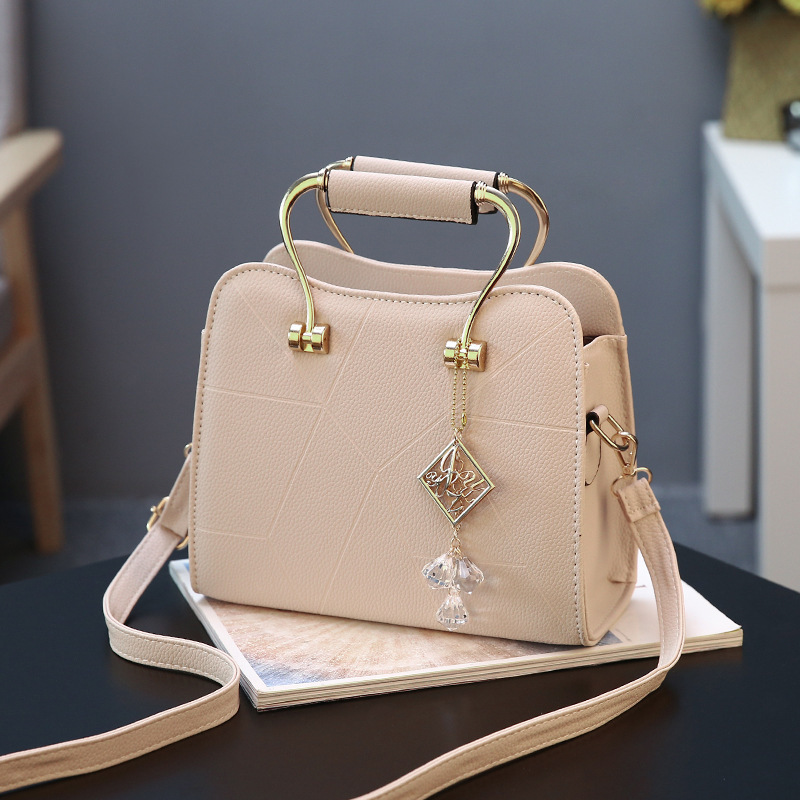 2024 New large-capacity, high-quality foreign trade cross-border large bag, single-shoulder crossbody, one-piece consignment, stylish European-style beauty bag Application Scenario
