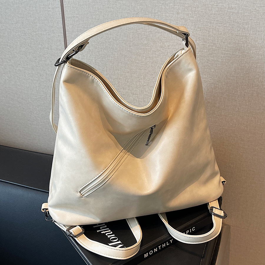 A high-end, versatile and stylish large-capacity underarm backpack for women, a new 2024 niche commuter single-shoulder crossbody bag full figure