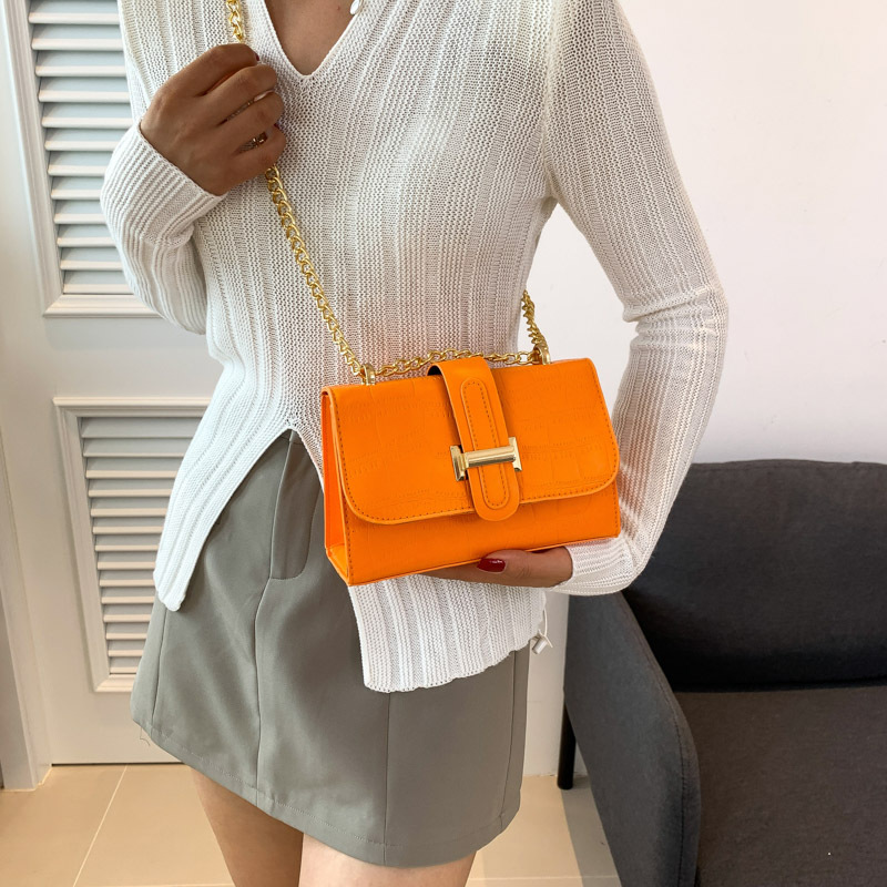 A personalized chain small bag for women's commuting, a versatile Instagram crossbody bag for the 2023 autumn and winter season, a trendy small square bag details Picture