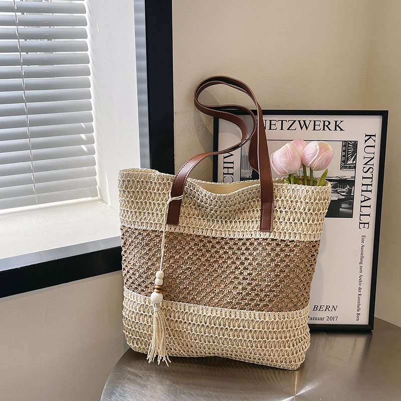 Cross-border seaside leisure and vacation woven bag, large-capacity elegant hand-held tote bag, fashionable color-blocking fringed single-shoulder bag full figure