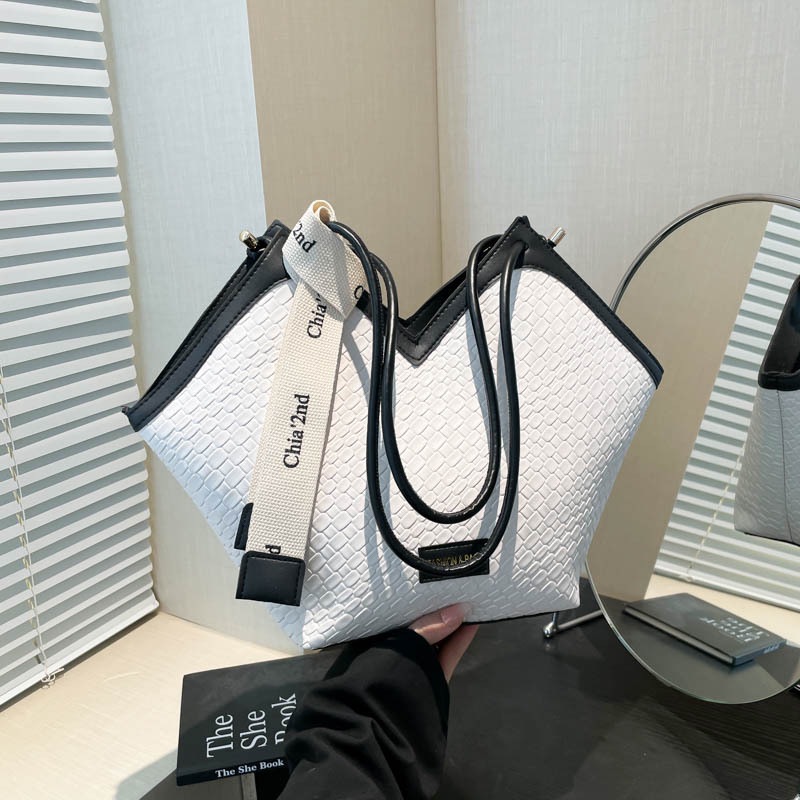 Large-capacity women's 2025 new retro style woven pattern single-shoulder underarm bag, fashionable and high-quality commuter tote bag details Picture