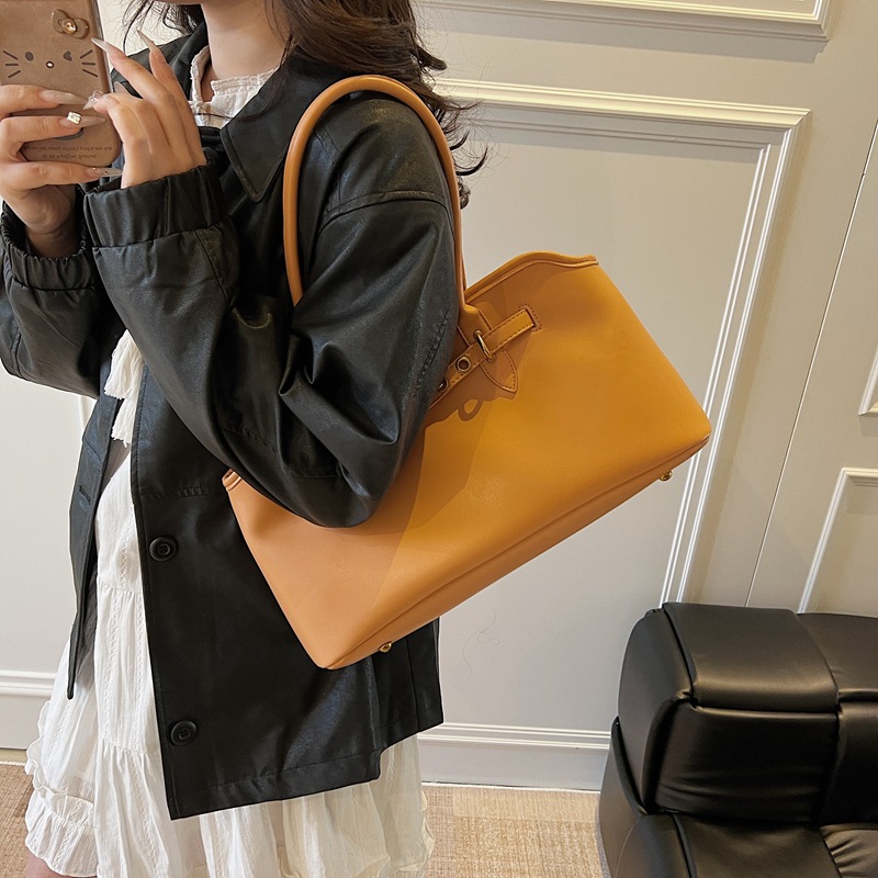 A simple and casual large-capacity single-shoulder underarm bag for women, a new trend and fashion for work and commuting in 2025 Application Scenario