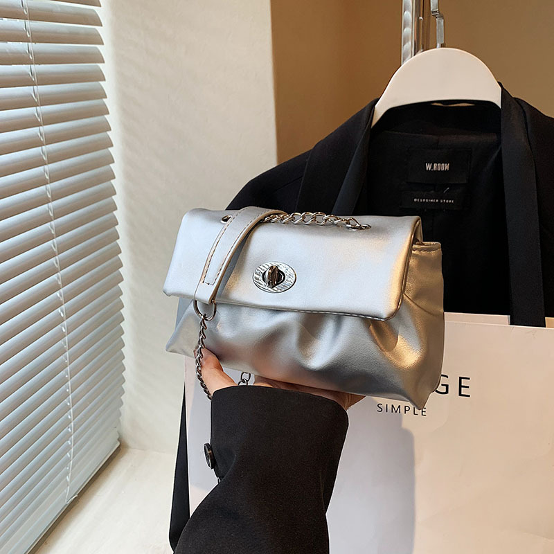 The 2024 new summer Korean edition simple and fashionable hand-held cloud single-shoulder crossbody bag for women with a rotating lock pleated underarm full figure