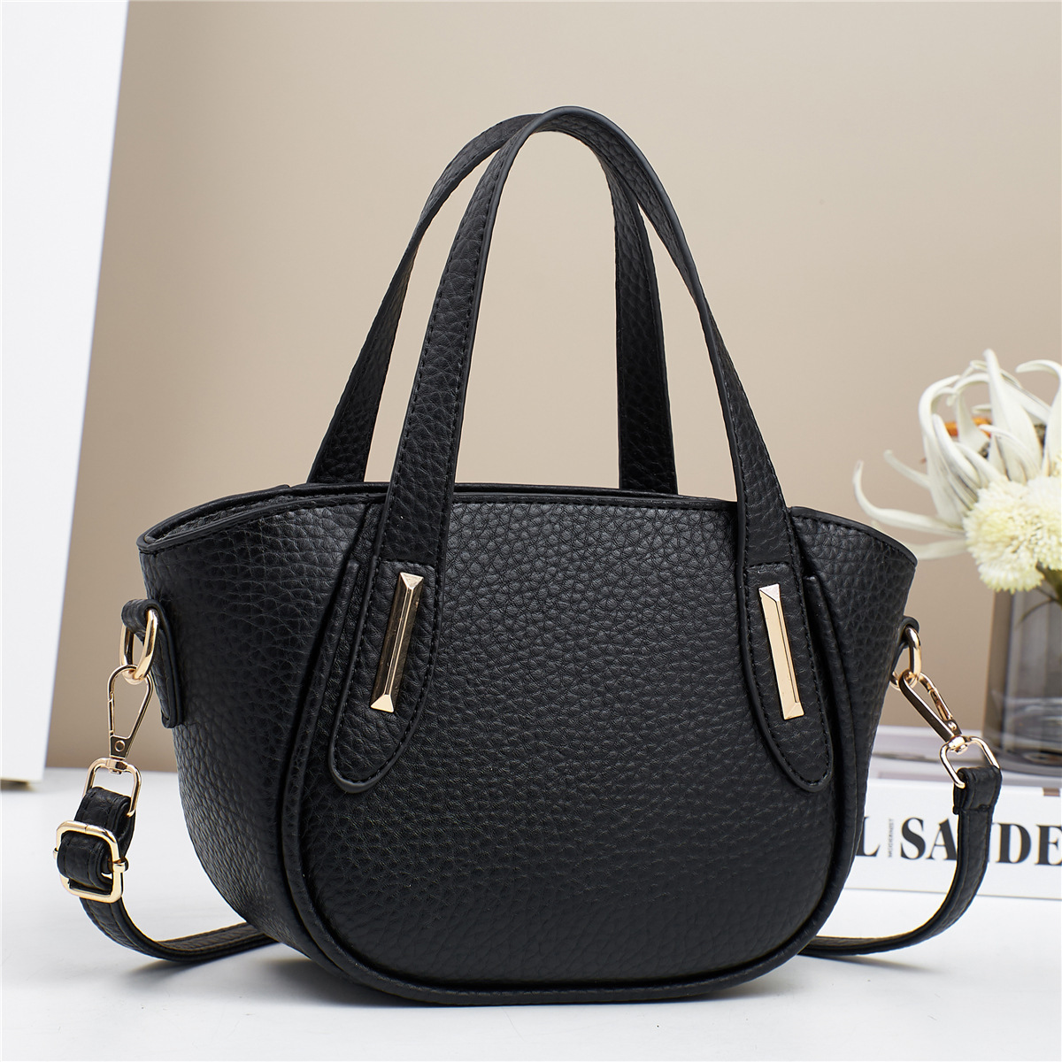 This year, the popular dinner small bag for women is the 2024 new stylish and versatile crossbody bag, which is exquisite and mini for going out details Picture