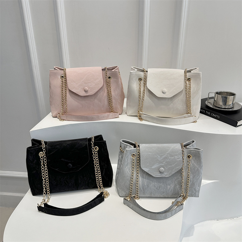 Ladies' bags 2025 Spring/Summer New chain single-shoulder underarm bag, large-capacity fashionable commuting crossbody tote bag for women Application Scenario