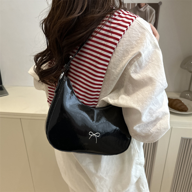 High-quality underarm small bag for women, summer 2025, fashionable and versatile single-shoulder bag, niche design baguette handbag details Picture