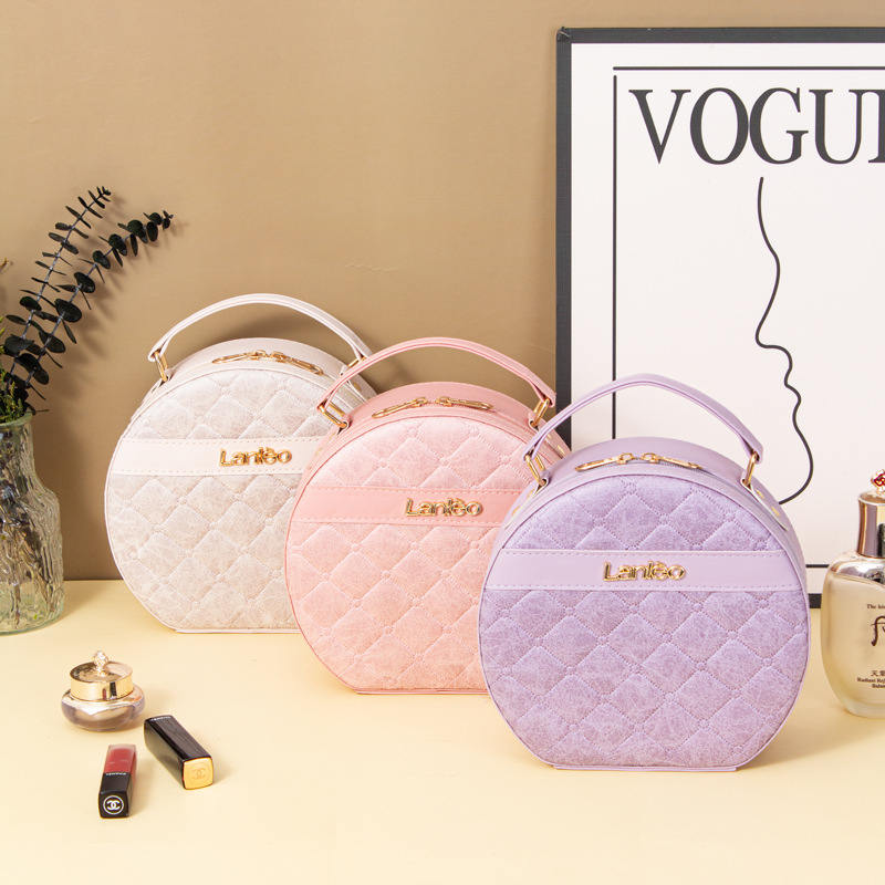 Fashionable large-capacity semi-circular hand-held cosmetics storage bag, portable travel high-end makeup box, bridesmaid souvenir gift box details Picture