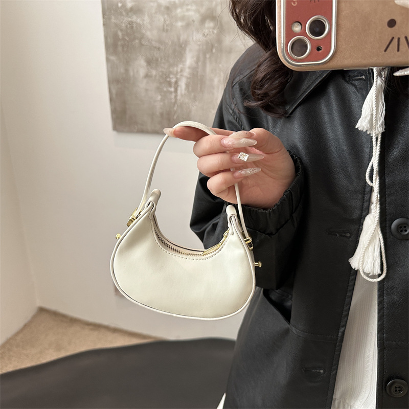 High-end small bag for women, spring and summer new style European and American fashion leopard print retro niche dumpling bag, hand-held crescent-shaped bag details Picture