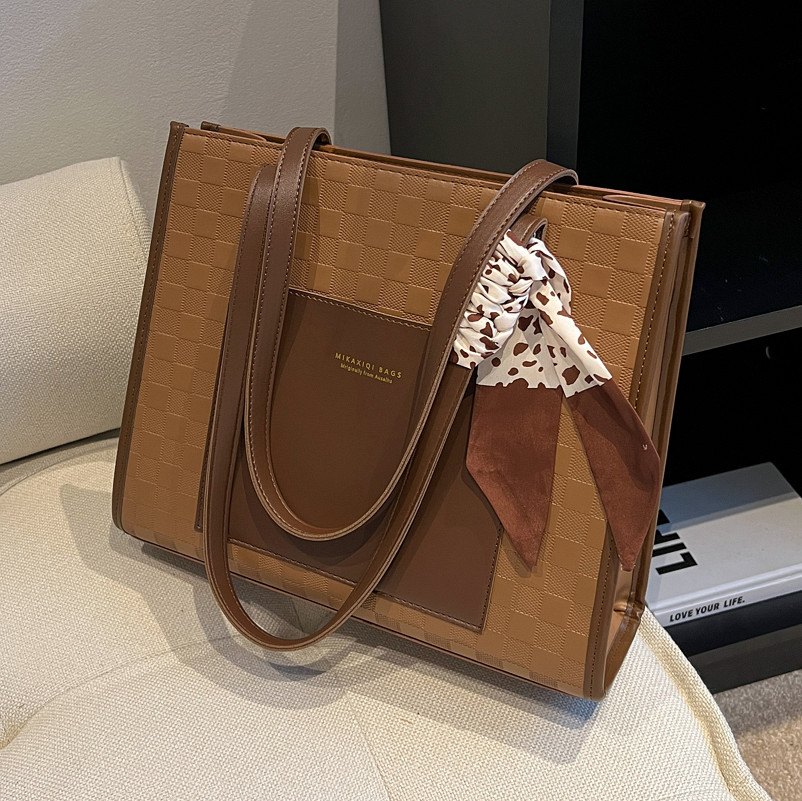 The new 2025 popular tote bag for women, a large-capacity commuting bag for work, and a high-quality single-shoulder bag Specification drawing