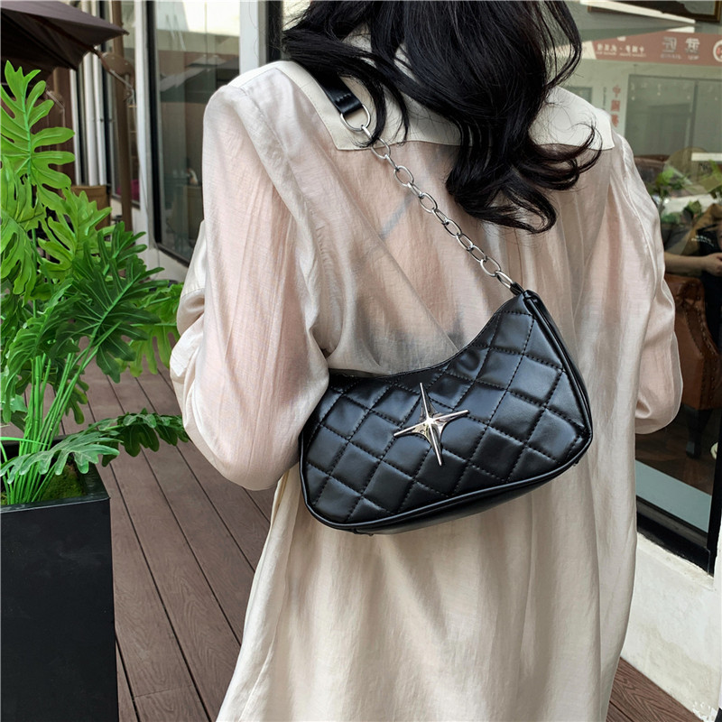 A stylish solid-color embroidered quilted underarm bag for 2024, featuring a casual design and a trendy chain single-shoulder women's bag Specification drawing