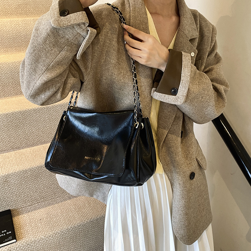 This year's popular bag is a versatile and retro single-shoulder 2024 new Korean-style fashionable crossbody bag with a large capacity for commuting details Picture