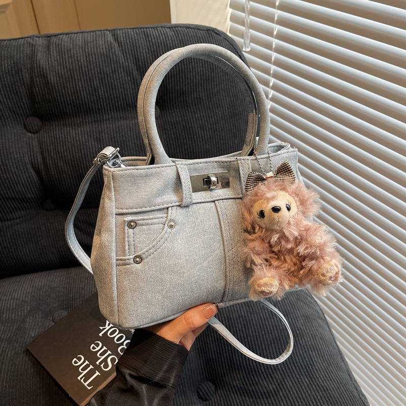 Retro and versatile denim handbag for women, 2024 new niche design, unique crossbody bag, high-end platinum bag full figure