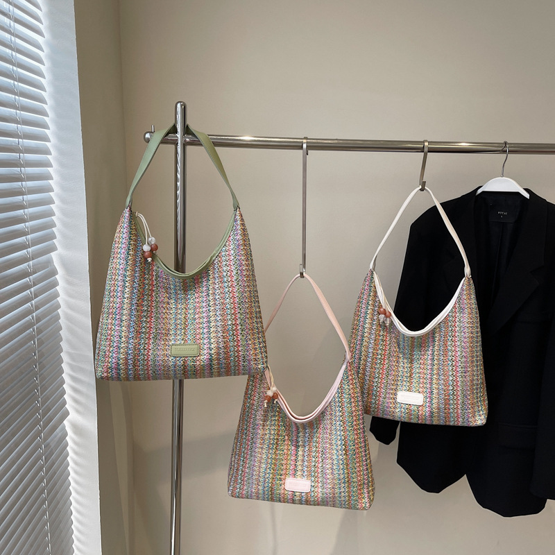 A seaside resort-style casual beach straw woven single-shoulder bag for women's 2025 summer fashion new large-capacity woven tote bag Application Scenario