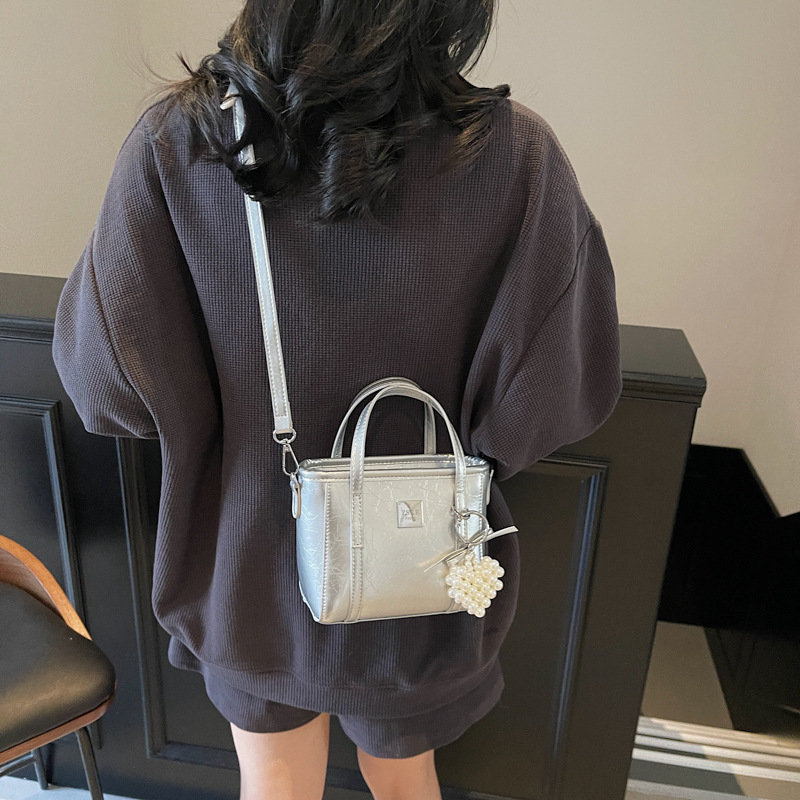 Trendy solid color versatile hand-held bucket bag for women 2025 new style stylish and fashionable single-shoulder bag, high-end commuter crossbody bag Specification drawing