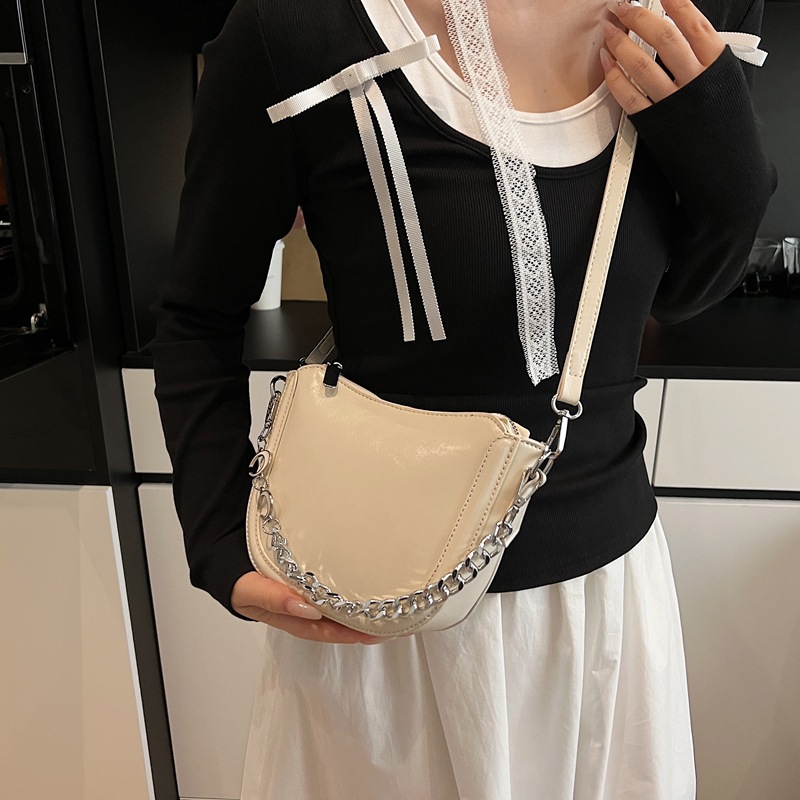 The 2025 new style, versatile and simple hand-held chain bag, is fashionable, individualistic and niche for women. It is a trendy single-shoulder crossbody bucket bag Specification drawing