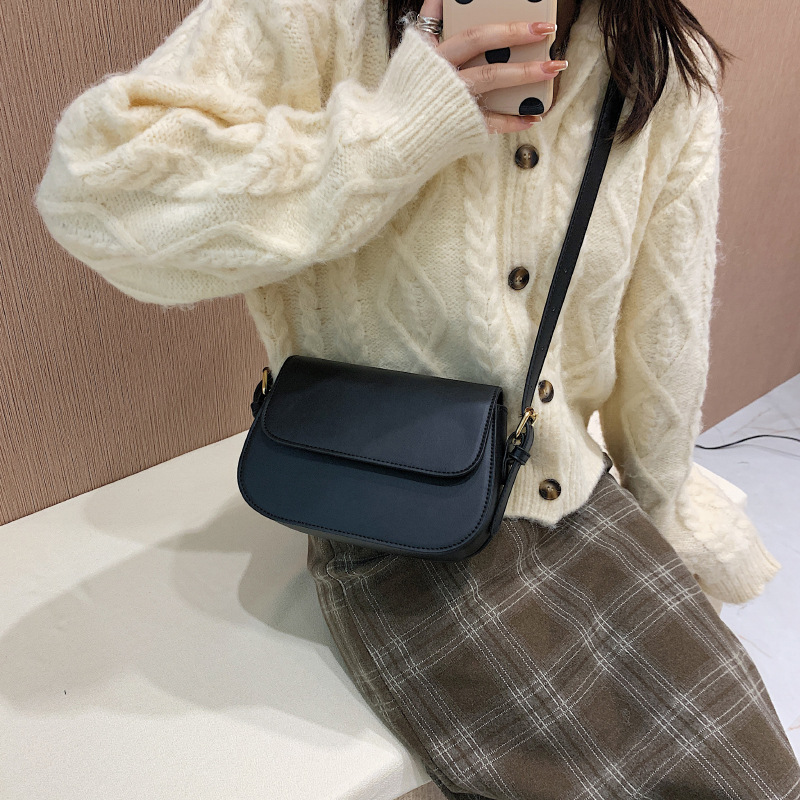 2025 New Korean-style fashionable, casual and trendy small square bag for women, with a high-end look. Solid color, versatile and stylish single-shoulder crossbody bag Application Scenario